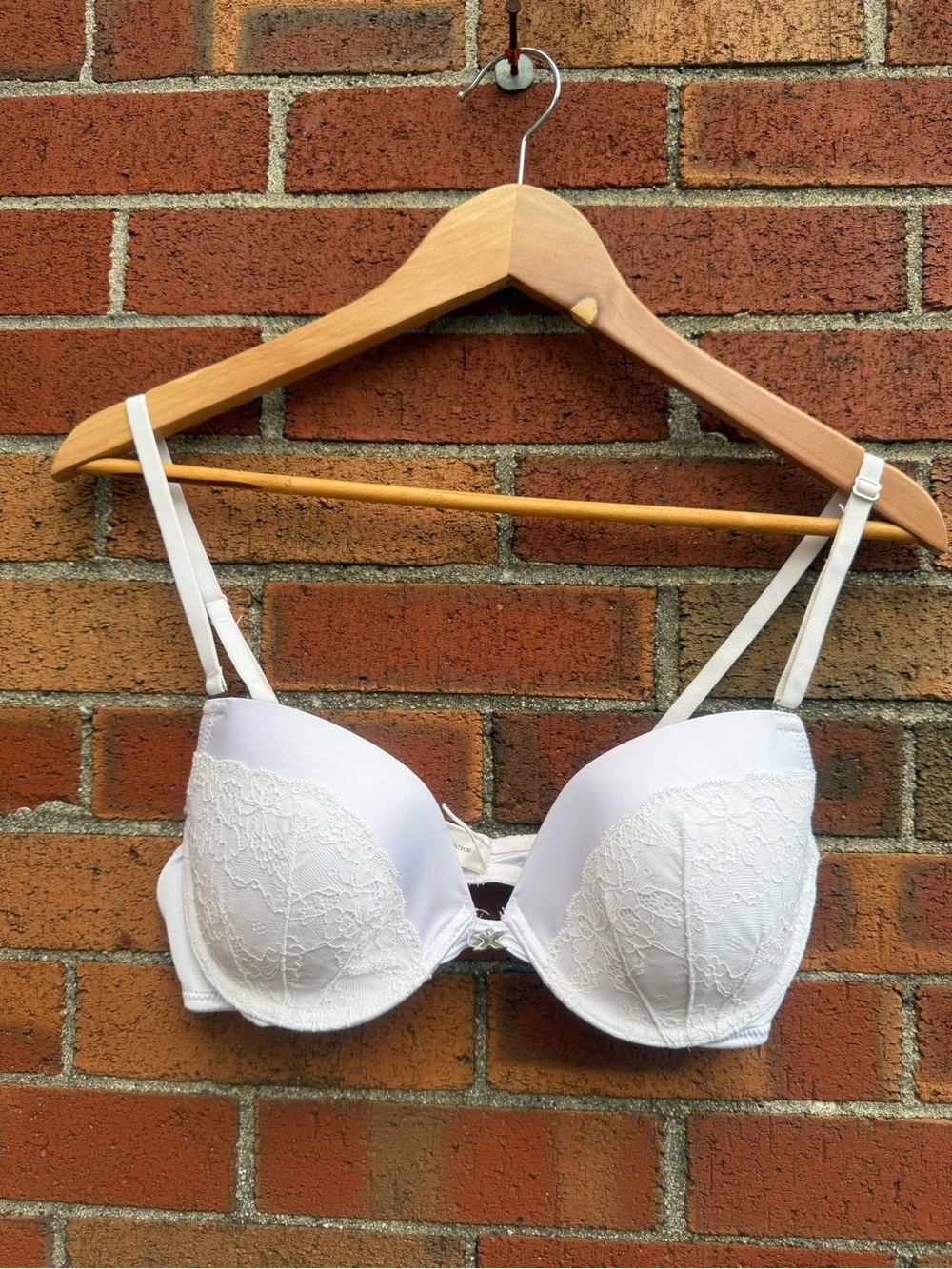 Frederick’s of Hollywood White Lace Push Up Bra Est Size 34C Bridal Boudoir